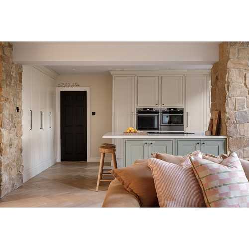 Another pic of this beautiful, bespoke kitchen. We sourced reclaimed stone to conceal a vertical steel on the right. We balanced it by adding more stone behind the the fire (just out of shot) on the left. Floor-to-ceiling pantry units nestled in the alcove maximise storage space (swipe for a closer look). The walls are painted in @littlegreene slaked lime. A beautiful, paired back neutral. Cushions on the sofa are @andrewmartin_int 

#ilkleykitchendesign #harrogatekitchendesign #littlegreeneslakedlime
#hitchcockspiersdesign #liftingthelid #reclaimedstone #andrewmartincushions